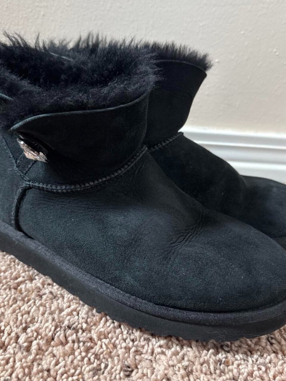 Black UGG boots with fur trim #shearling #winterboots